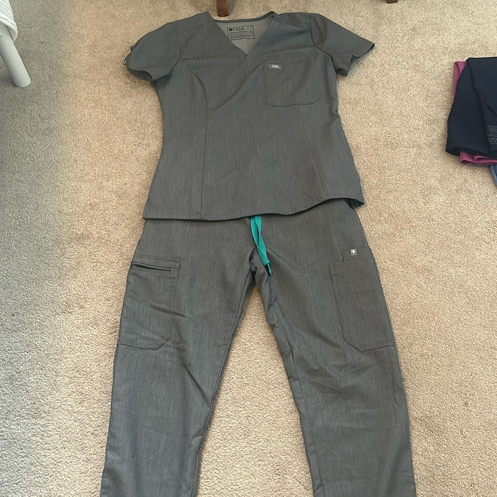 Grey Extra small Figs scrubs!